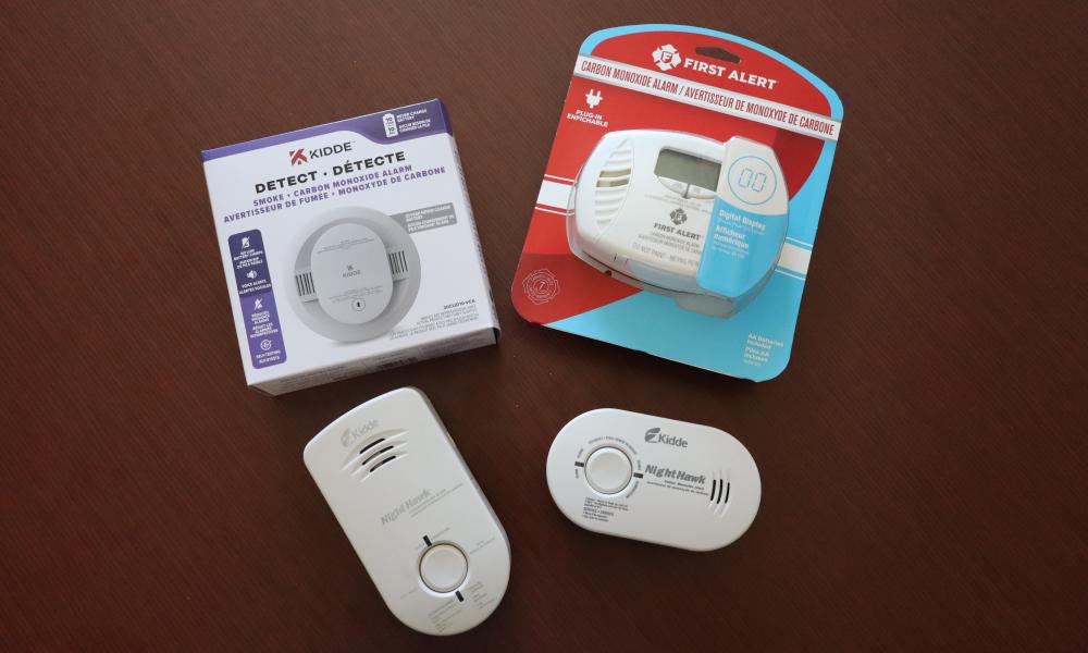 multiple types of carbon monoxide alarms both in packaging and not including a dual smoke alarm and carbon monoxide alarm