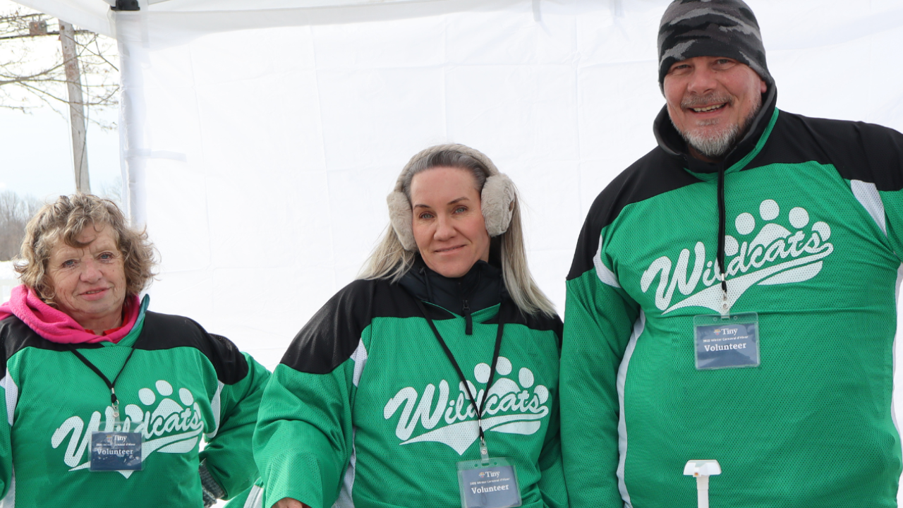 A group of volunteers handing out food.