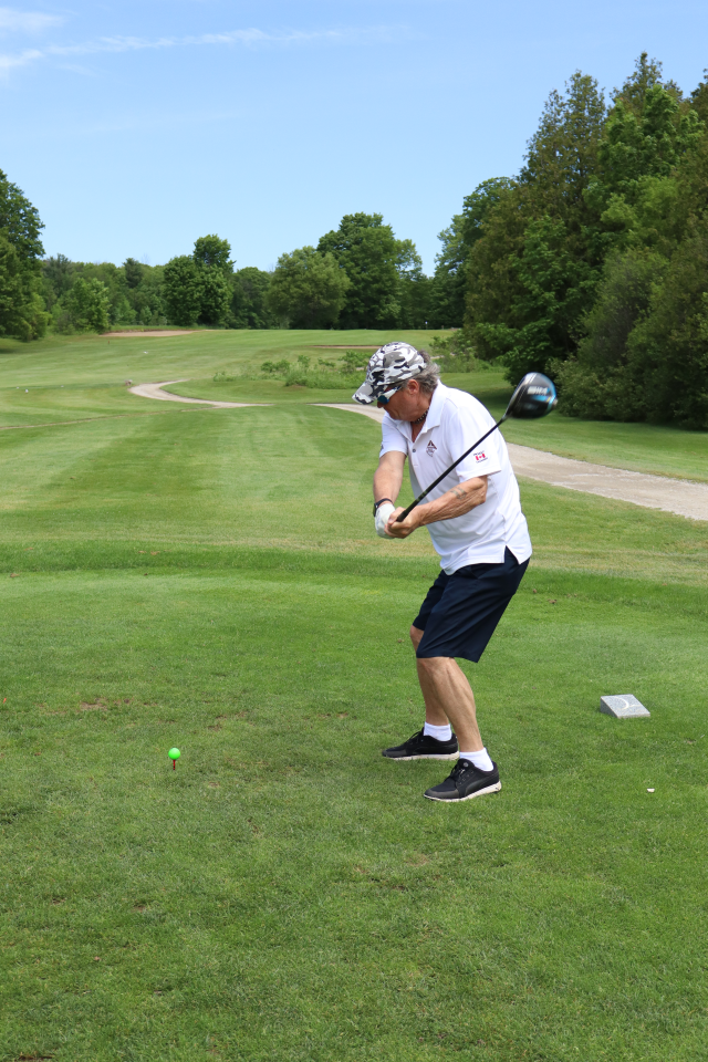A man lining up their golf swing